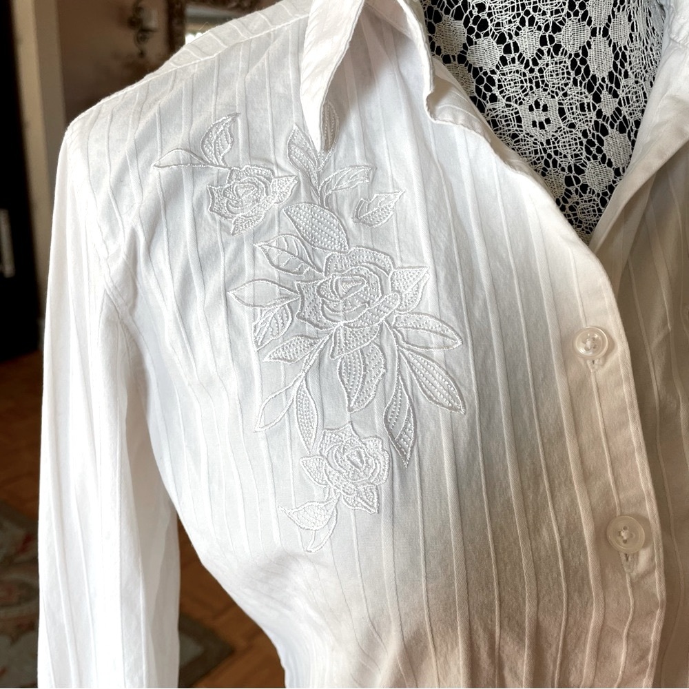 Embroidered beautiful shirt - Picture 1 of 8